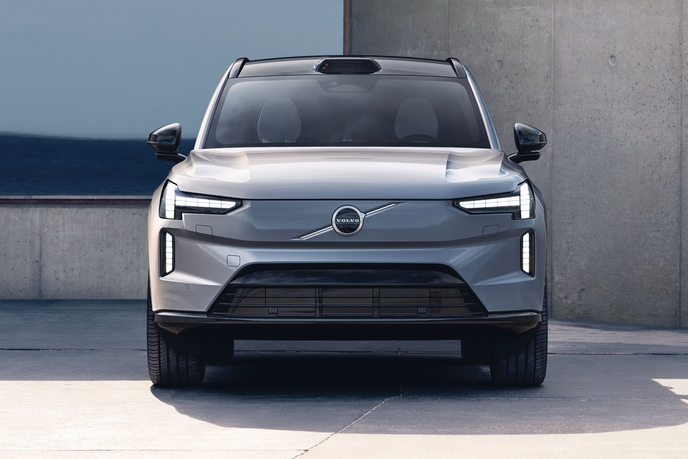 2026 Volvo EX90 tanıtıldı: 800V mimarisi, hızlı şarj ve yeni teknolojiler