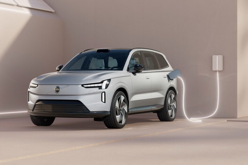 2026 Volvo EX90 tanıtıldı: 800V mimarisi, hızlı şarj ve yeni teknolojiler